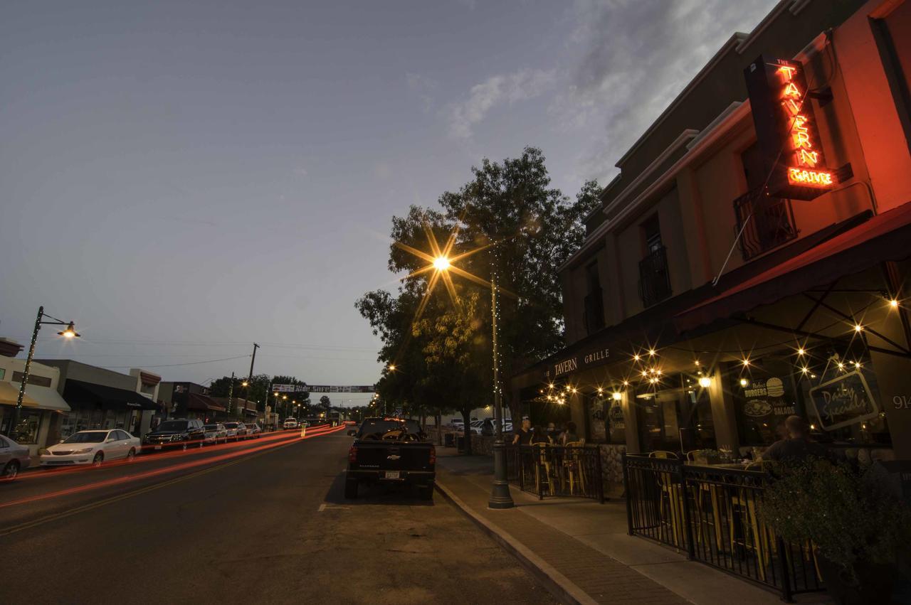 The Tavern Hotel Cottonwood Bagian luar foto
